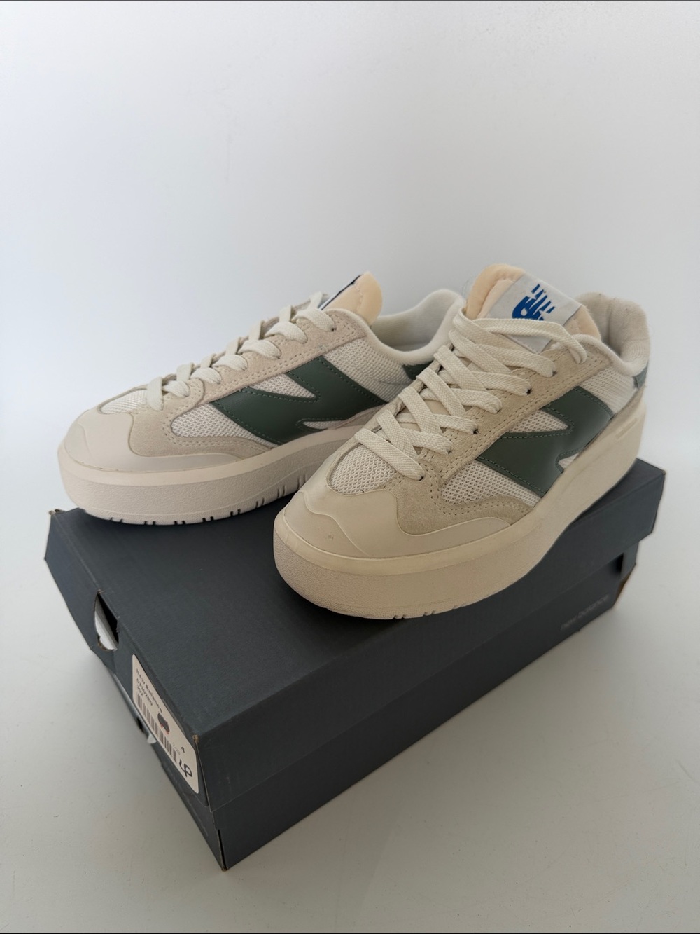 New balance Retro Low-Top Sneakers in Cream with Green Accent